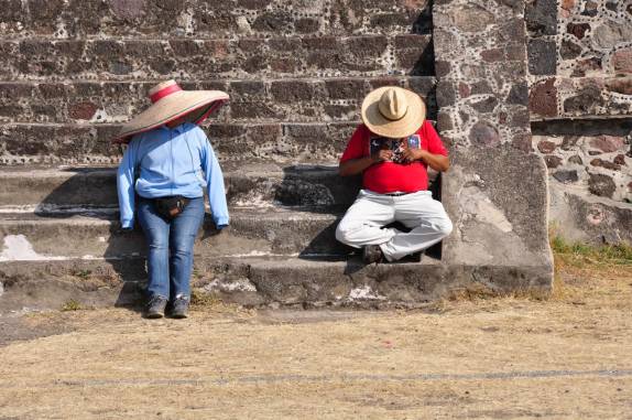 Vendedores e seus chapéus, nas ruínas de Teotihuacán, ao norte da Cidade do México